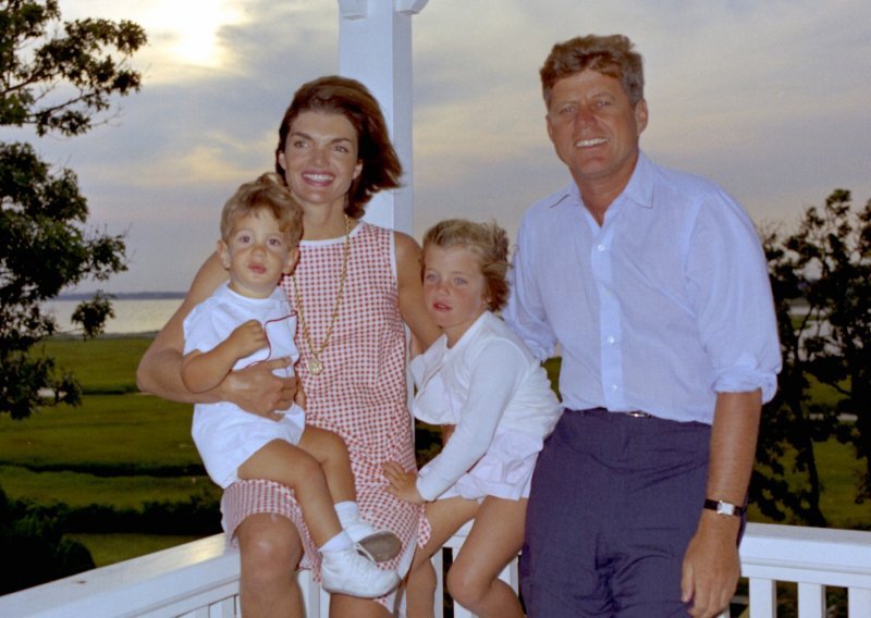 Nova knjiga o Kennedyju dotakla se njegovih ljubavnih afera, prešutnog odobravanja Jackie Kennedy, ali i posljednjih trenutaka sa sinom Patrickom koji je živio tek dva dana