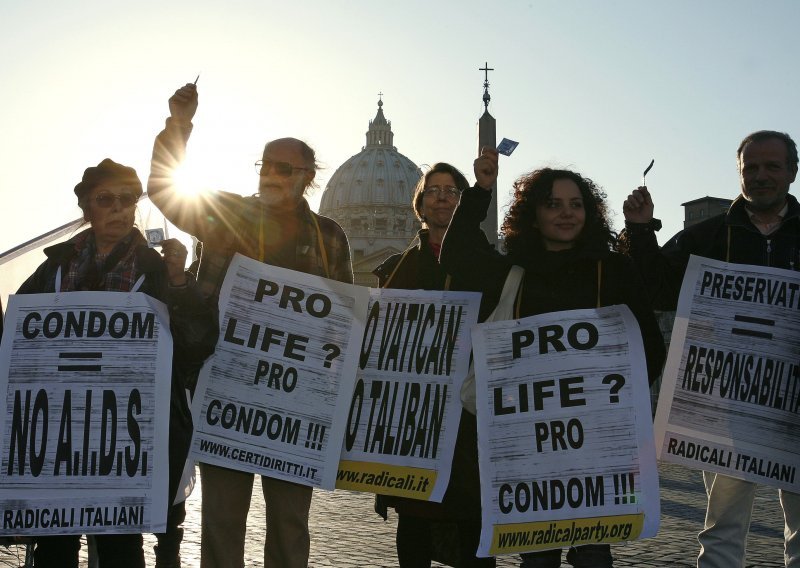 Papa i dalje žestok protivnik kondoma kao kontracepcije