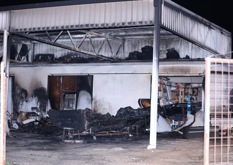 [FOTO] Požar u Kaštel Štafiliću: U hangaru izgorjela tri gumena plovila