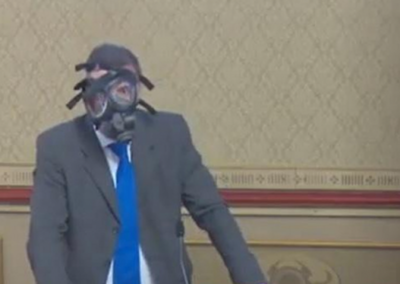 Mostov zastupnik u zagrebačkoj Skupštini na sjednicu stigao s gas maskom: To je smrad neodgovornosti, pohlepe i pokušaja zataškavanja velikih afera