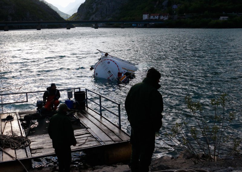 [FOTO] Cisterna nakon sudara s kombijem završila u Neretvi