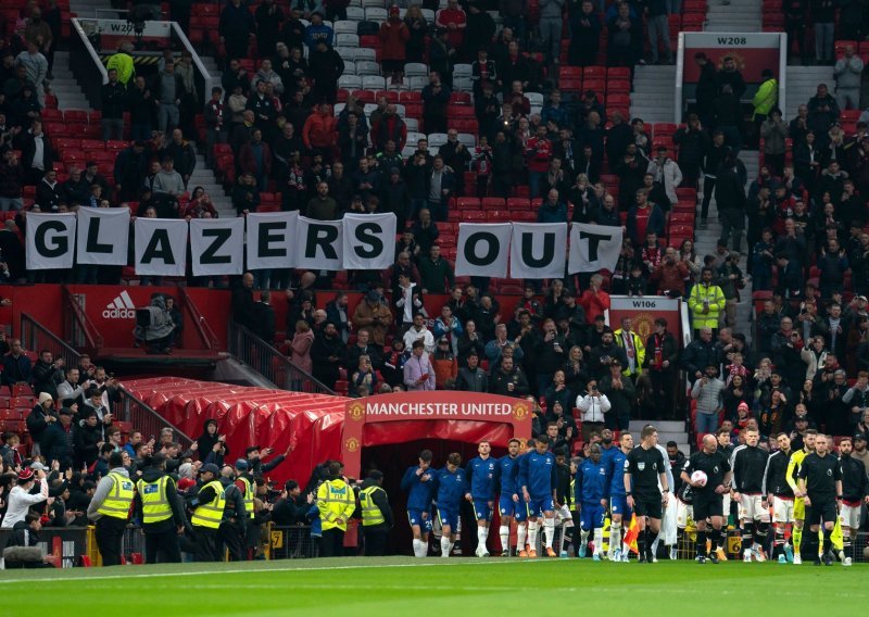 Ispred i na Old Traffordu kulminacija nezadovoljstva; navijači Manchester Uniteda digli glas: Ustanite ako mrzite...