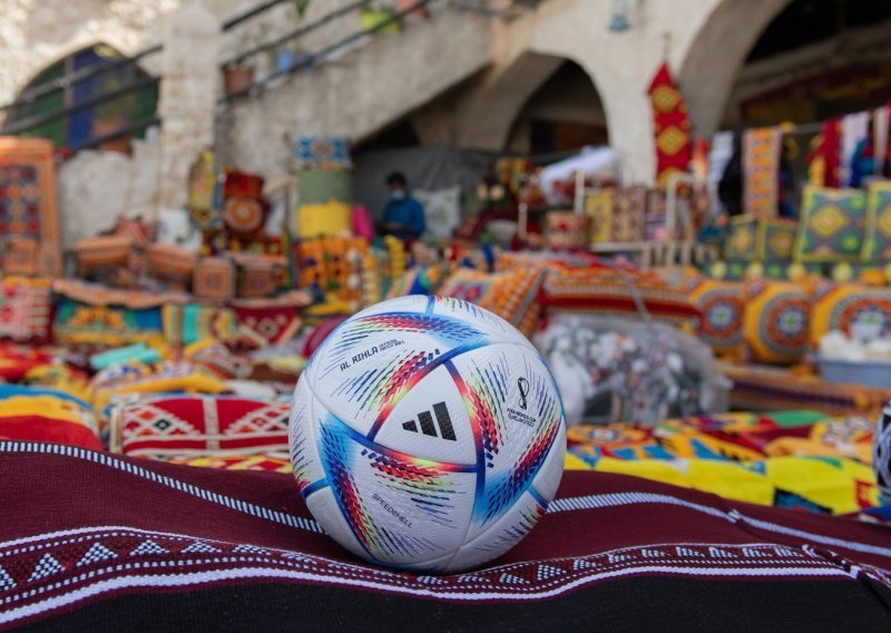 Katar zabranio naljepnice s logom Svjetskog prvenstva na tablicama automobila, na dražbi iste prodavane po pola milijuna eura