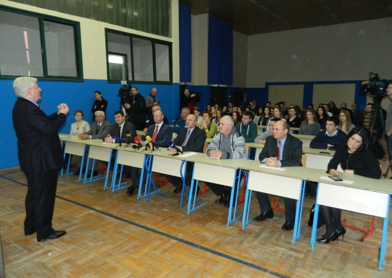 Todorić se ukazao u školi u Zagorju i pred učenicima nahvalio novu Vladu