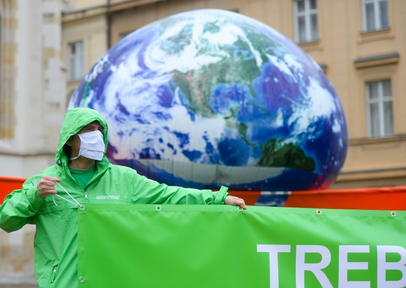 Greenpeace na Trgu bana Jelačića prikuplja potpise za zabranu fosilnih goriva