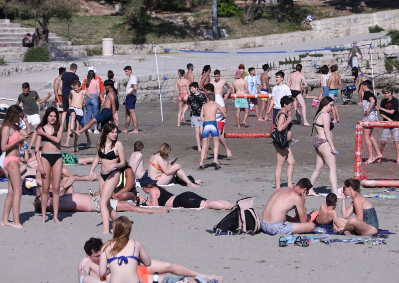 [FOTO] Splićanke uskočile u kupaće kostime: Na Bačvicama se danas tražilo mjesto više