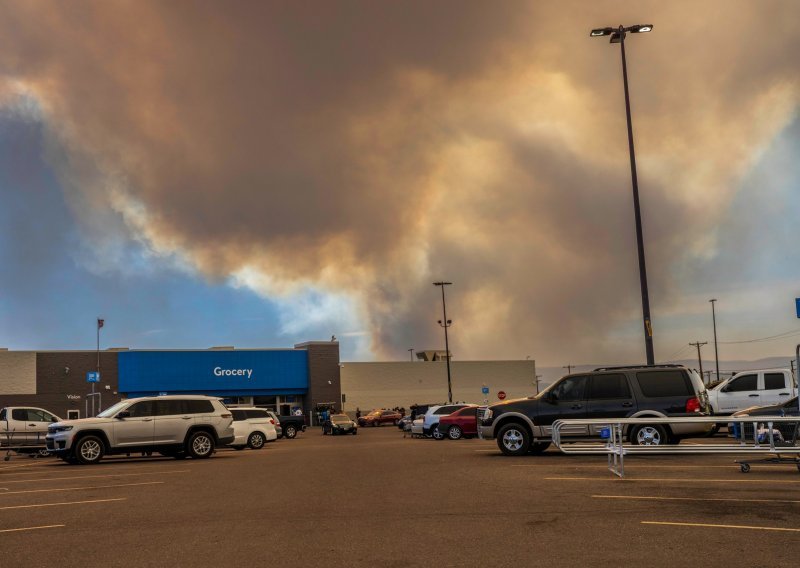 [VIDEO/FOTO] Ogromni požar u SAD-u koji gori više od mjesec dana mogao bi se pogoršati; tisuće ljudi evakuirano, mnogi ostali bez krova na glavi