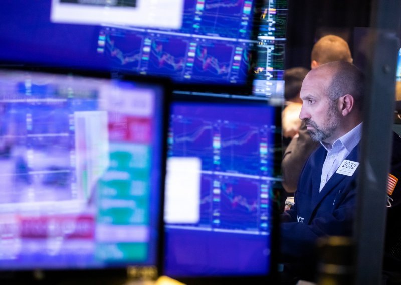 Wall Street blago pao nakon nestabilnog trgovanja, ulagači i dalje u strahu. Azijske burze porasle, dolar najjači u 20 godina