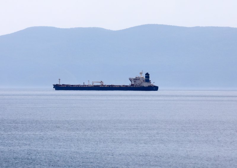Tanker pun iranske nafte koji luta Jadranom povezuje se s Čermakom, od plovila svi digli ruke i nitko mu se ne približava?
