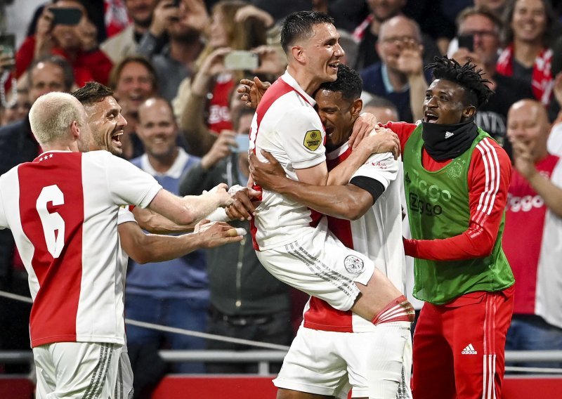 Nogometaši Ajaxa kolo prije kraja obranili naslov nizozemskog prvaka; pukla je 'petarda'...