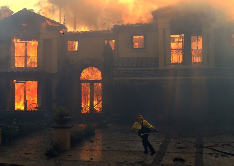 Evakuirano selo zbog požara koji bjesni na drugom po veličini grčkom otoku Eubeji