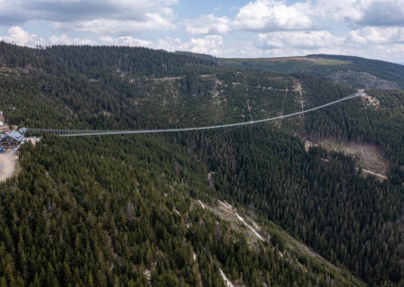 [FOTO] Nije za one koje se boje visine: Češka otvorila najduži viseći most na svijetu