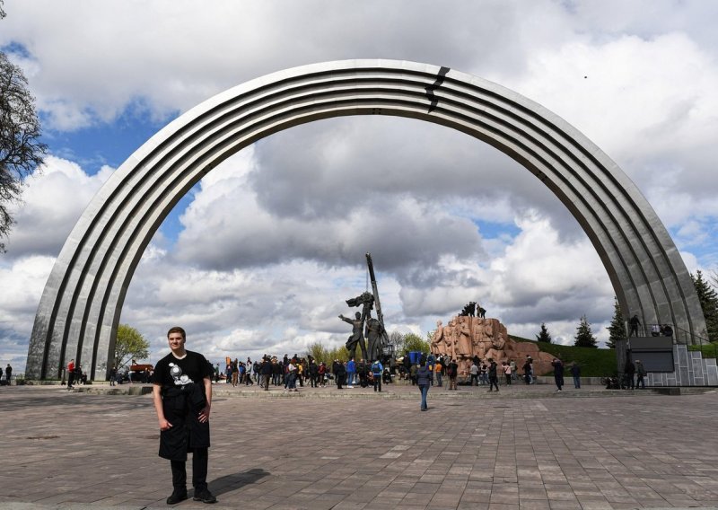 Ukrajina: Dekomunizirali smo sovjetski spomenik, sad se zove 'Luk slobode ukrajinskog naroda'