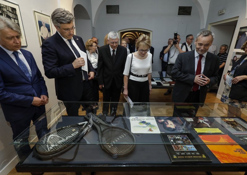 [FOTO] Otvorena izložba o Franji Tuđmanu, pogledajte tko je došao od poznatih političkih lica