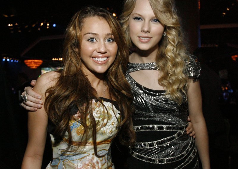 Taylor i Miley zajedno nastupaju na Grammyju
