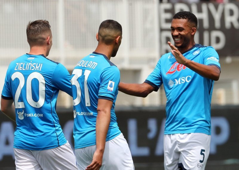 [FOTO] Napoli bez problema do pobjede kod Spezije u utakmici koju su obilježili sramotni navijački sukobi