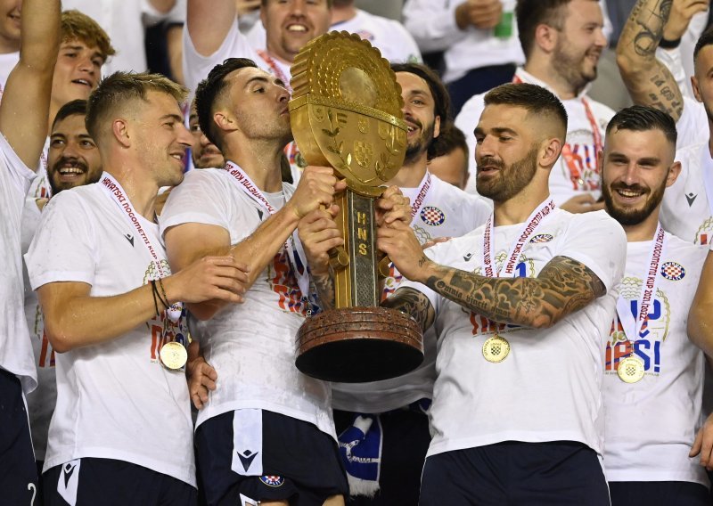 [FOTO] Ovako samo Split slavi! Na Poljudu je zavladalo ludilo, a sve je kulminiralo kada je u ruke Hajdukovih nogometaša stigao trofej
