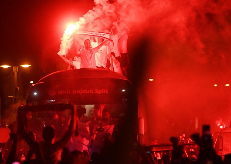 [FOTO] Nestvarne scene sa splitske Rive! Pogledajte zajedničko slavlje tisuće i tisuće navijača te Hajdukovih nogometaša