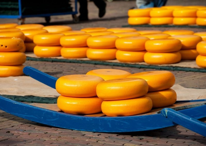 Policija zbunjena: Lopovi iz kamiona na odmorištu ukrali više od 200 kila sira
