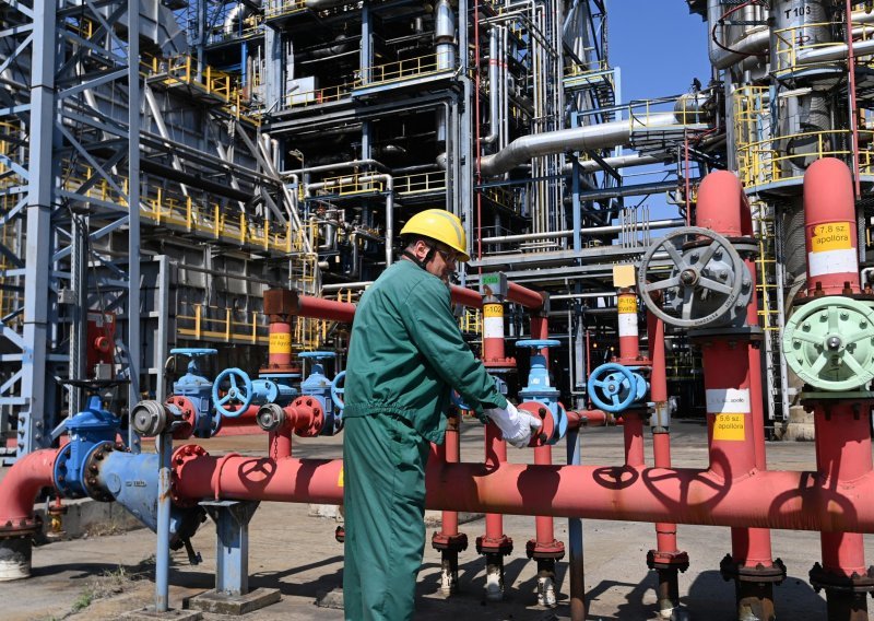 Francuska traži povratak nafte iz Irana i Venezuele na tržište