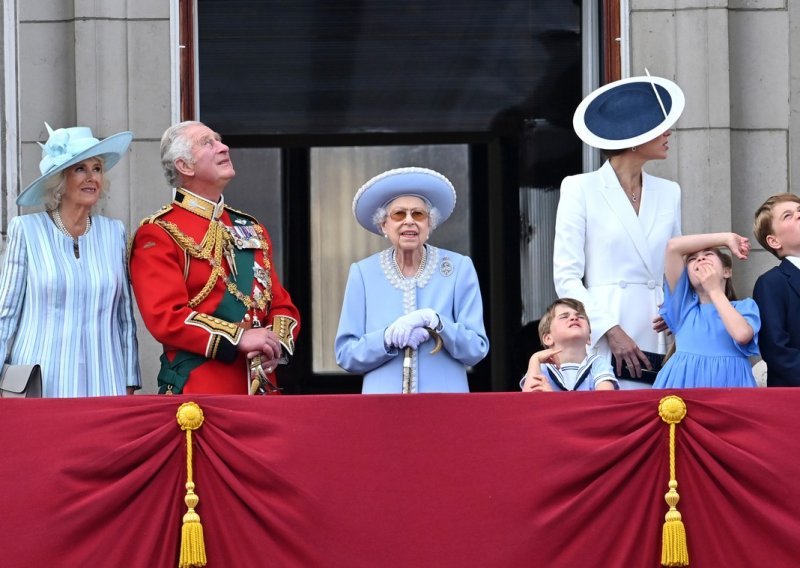 Kraljica Elizabeta se ne osjeća dobro; neće doći na misu povodom svog platinastog jubileja