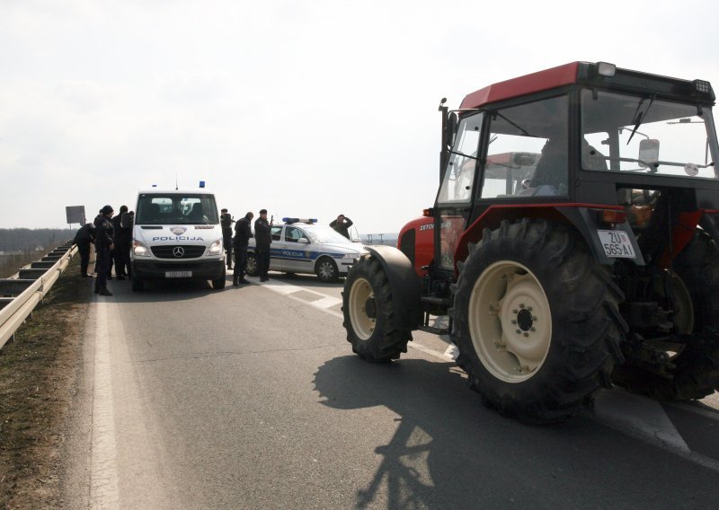Traktorima u blokadu prometnica zbog poticaja