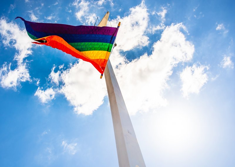 Muškarac u Pazinu u bijesu s jarbola skinuo i oštetio LGBT zastavu, završio je u zatvoru
