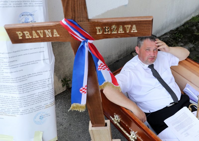 Doznali smo zbog čega vinkovački pogrebnik danima u lijesu prosvjeduje u Zagrebu: Sedam godina borim se s njima, ne mogu više...