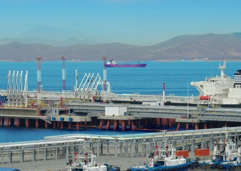 Grčki brodari prebacuju naftu s tankera na tanker kako bi zamaskirali transport ruskog crnog zlata