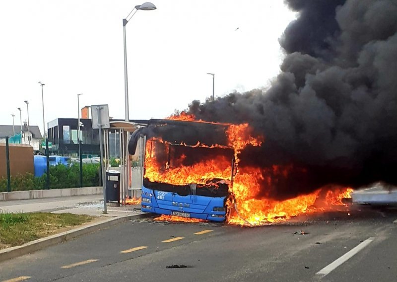 [FOTO/VIDEO] Zapalio se ZET-ov autobus u Novom Jelkovcu, oštećeno stajalište i automobil