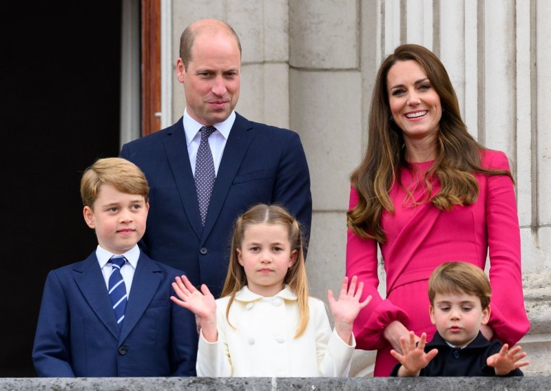 Ugodno iznenađenje za okupljene: Kate i William spontano izašli na ulicu ispred svoje palače i družili se s Britancima