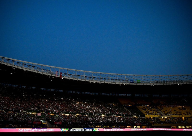 Nisu u Beču imali samo problem s nestankom struje; na terenu se tijekom utakmice 'otvorila' velika rupa i prava je sreća da nitko nije teže stradao