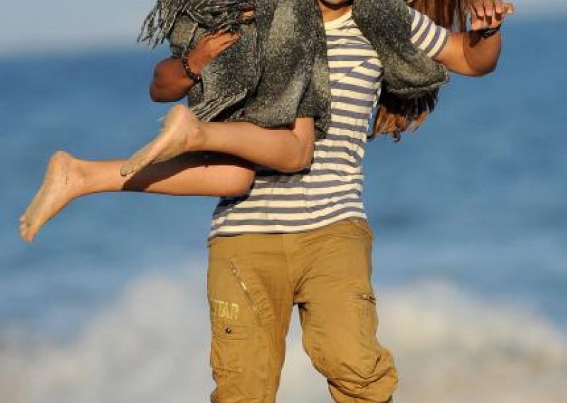 S kim se to Selena Gomez zaigrala na plaži?