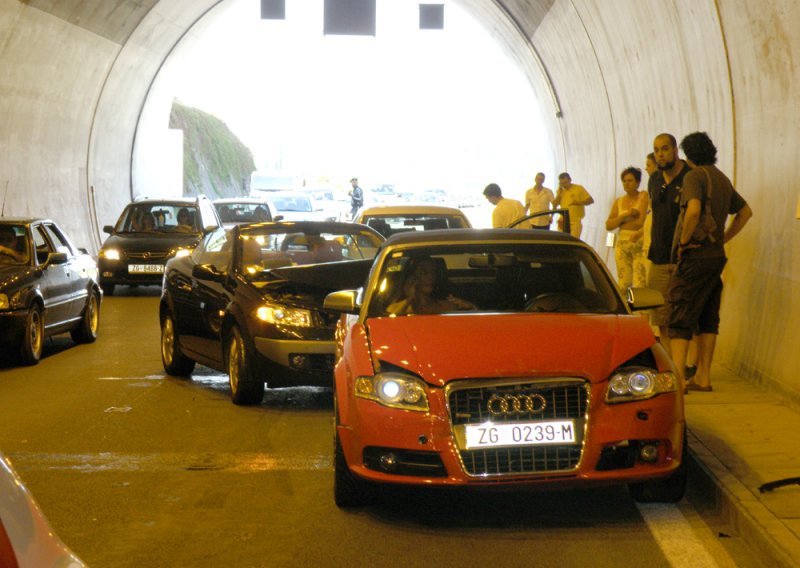 Zbog prometne nesreće u tunelu Sv. Marko usporen promet na A1