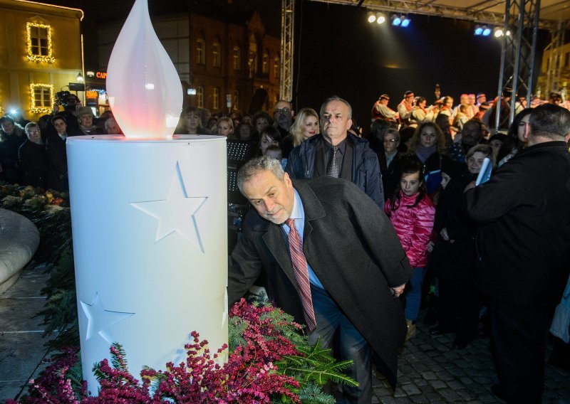 Upaljena prva adventska svijeća u Zagrebu