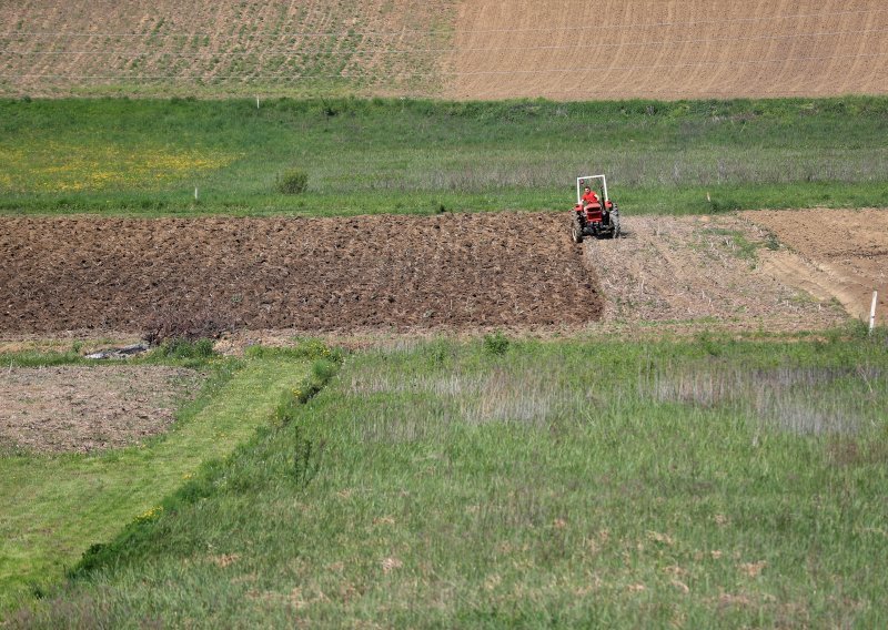 Poljoprivredno zemljište u Hrvatskoj najjeftinije u EU, stranci ga ne kupuju