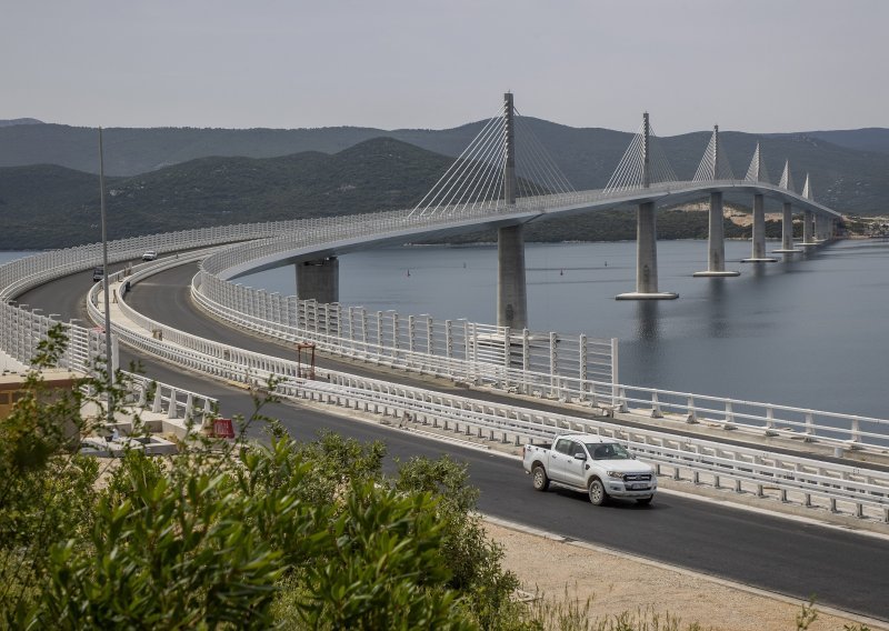 Poznato je službeno ime Pelješkog mosta, prilikom imenovanja poštivala se uobičajena praksa