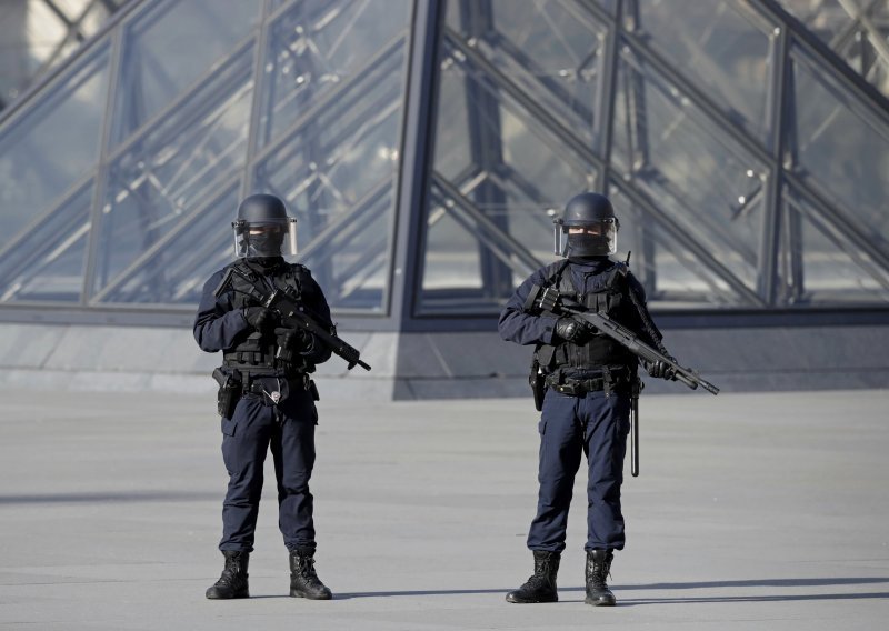 Zbog dojave o bombi evakuirano područje oko muzeja Louvre gdje se očekuje kandidat Macron
