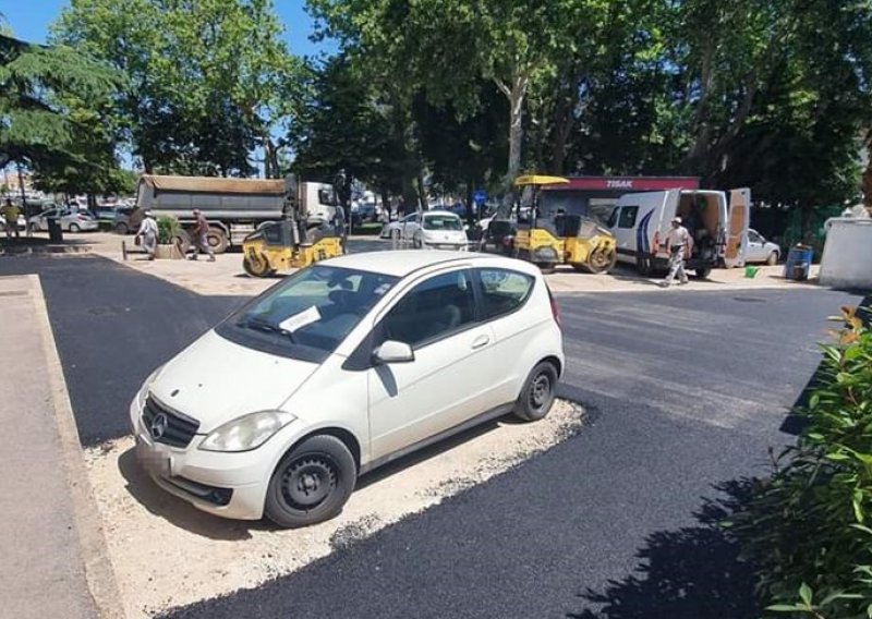 Kakav apsurd: Pogledajte kako su u Novigradu riješili problem parkiranog automobila dok je u tijeku asfaltiranje