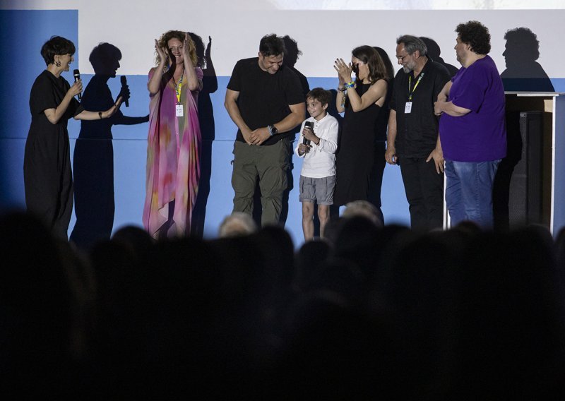 Rasprodanim Bačvicama otvoren 15. FMFS, publika dočekala debitantski film Nine Violić s oduševljenjem