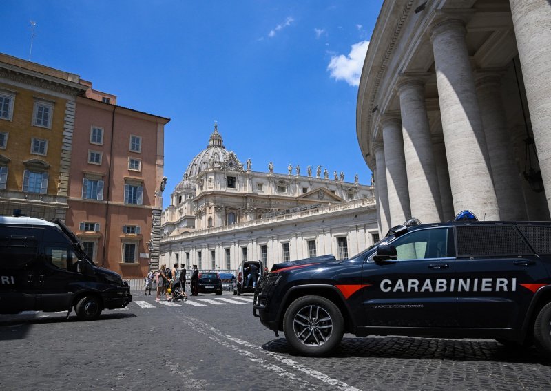 Kaos nadomak Vatikana: Albanac BMW-om probio policijsku ogradu, policija mu propucala gume pa ga omamila elektrošokerom