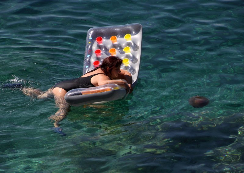 Oprez, učestale su dojave o meduzama uz obalu Istre. Evo što treba učiniti ako vas opeče