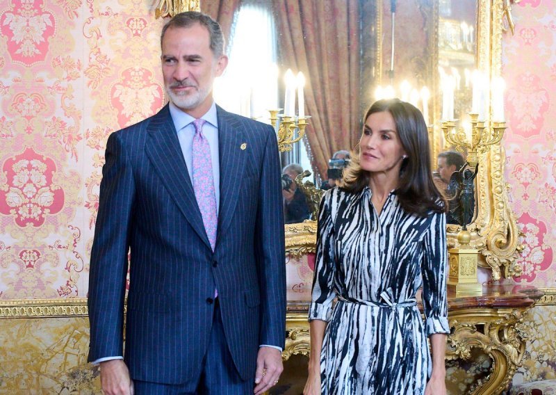 Kraljica Letizia oduševila provjerenom kombinacijom: Zebra uzorak iskombinirala je sa štiklama koje želimo i u svom ormaru
