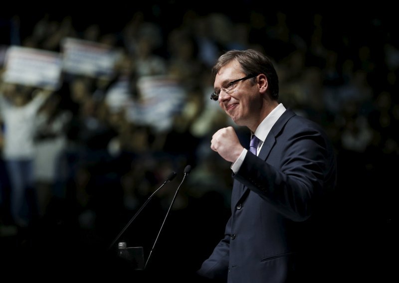 Vučić proglasio pobjedu, oporba uvjerena u izbornu krađu