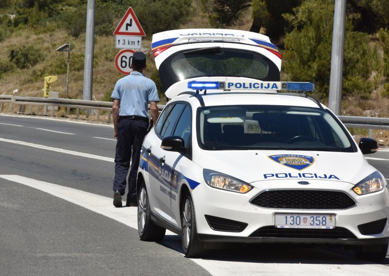Teška prometna na Dalmatini, dva automobila na krovu