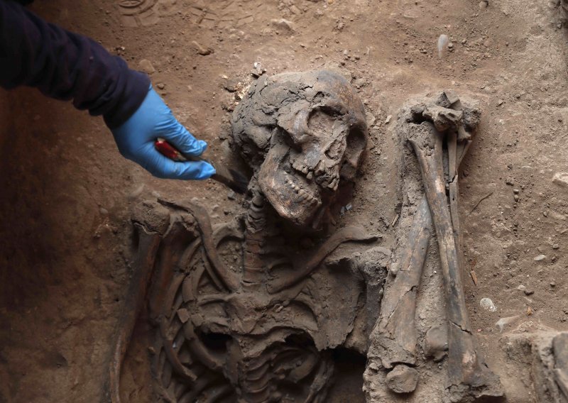 [FOTO] Impresivno otkriće: U Peruu otkrivena grobnica stara 500 godina, sadrži više tijela omotanih u tkaninu
