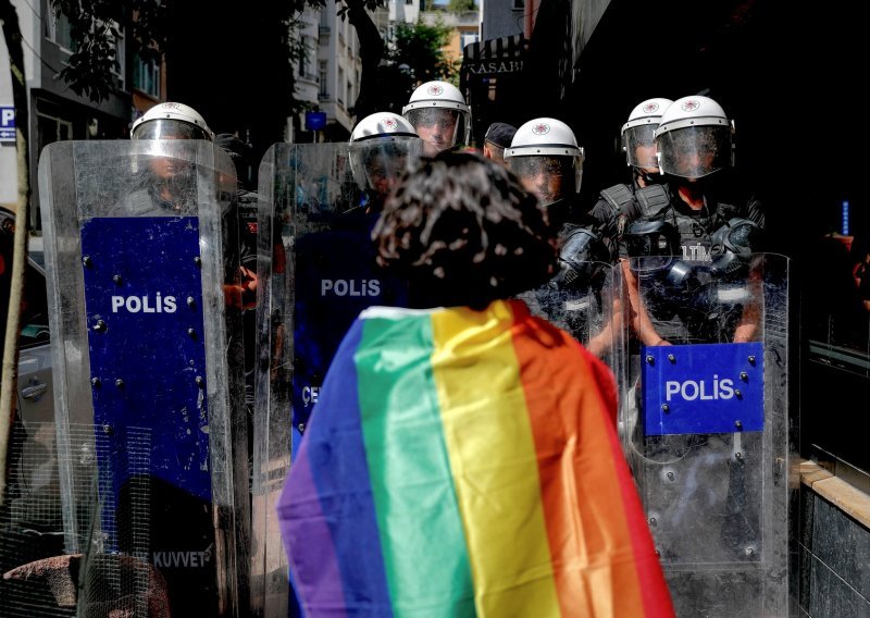Turska policija spriječila Povorku ponosa u Istanbulu, deseci privedenih