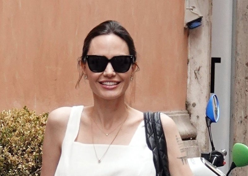 [FOTO] U klasičnom ljetnom izdanju Angelina Jolie izgleda besprijekorno