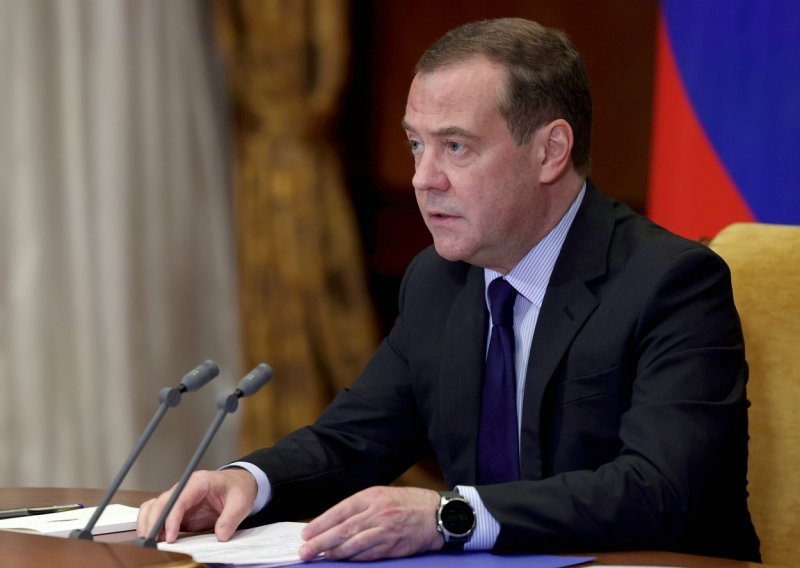 Medvedev opet prijeti: Sankcije se mogu smatrati činom agresije i opravdanjem za rat