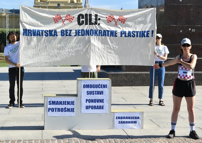 Performans Zelene akcije na zagrebačkom Glavnom kolodvoru: Ministarstvo 'diskvalificirano' u borbi protiv zagađenja plastikom